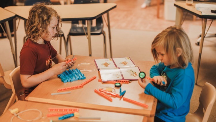 elementary students building for a project
