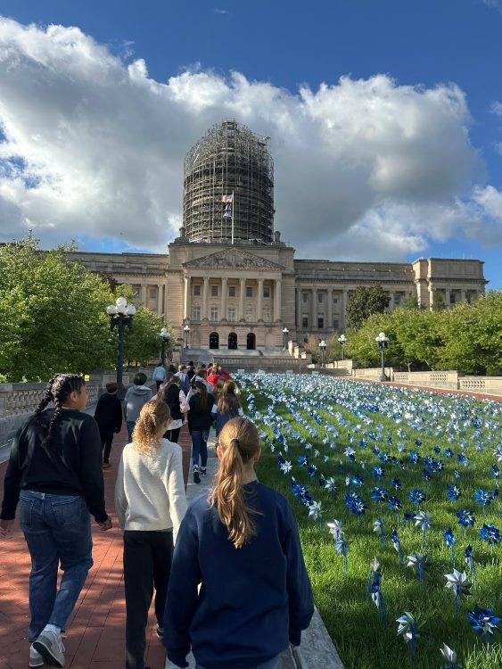 students visiting state capitol